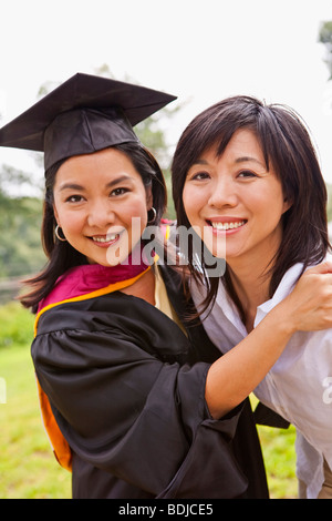 Porträt des Graduate mit Mutter Stockfoto
