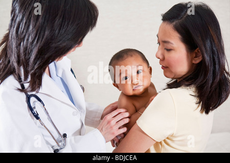 Arzt untersucht Baby Stockfoto