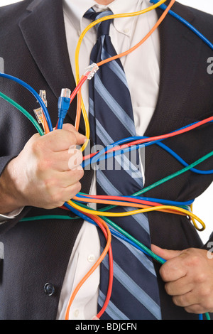 Nahaufnahme der Geschäftsmann hält CAT5-Kabel Stockfoto