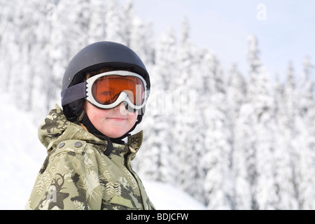 Kleiner Junge Snowboarden an Snoqualmie Pass, Washington, USA Stockfoto