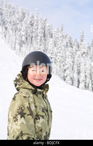 Kleiner Junge Snowboarden an Snoqualmie Pass, Washington, USA Stockfoto