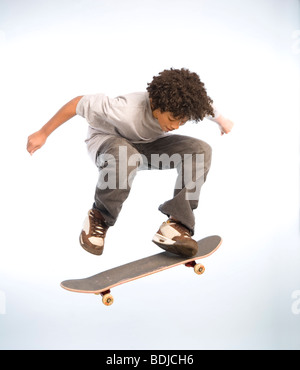 Skateboarder tut ein Ollie Stockfoto