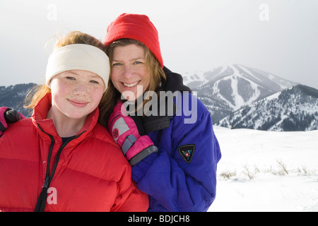 Mutter und Tochter, Mount Baldy im Hintergrund, Sun Valley, Idaho, USA Stockfoto