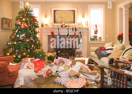 Unordentliche Wohnzimmer nach dem Öffnen der Weihnachtsgeschenke Stockfoto