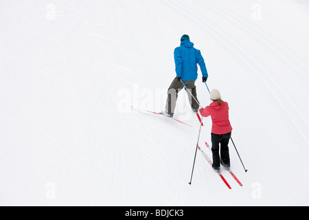 Rückansicht paar Cross Country Ski, Whistler, British Columbia, Kanada Stockfoto