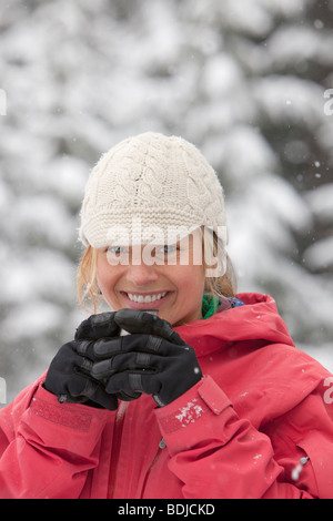 Nahaufnahme von Frau Getränk im Freien im Winter, Whistler, Britisch-Kolumbien, Kanada Stockfoto