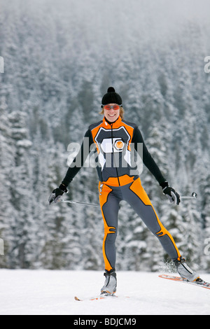 Frau Cross Country Ski, Whistler, British Columbia, Kanada Stockfoto