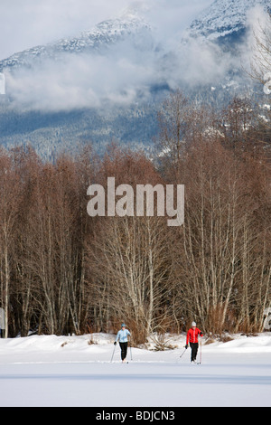 Paar Cross Country Ski, Whistler, British Columbia, Kanada Stockfoto