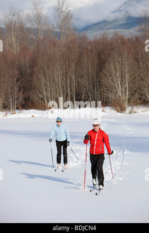 Paar Cross Country Ski, Whistler, British Columbia, Kanada Stockfoto