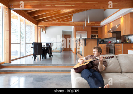 Mann zu Hause spielen Gitarre Stockfoto