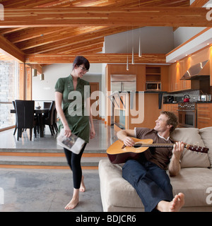 Paar zu Hause, Mann, die Gitarre zu spielen Stockfoto