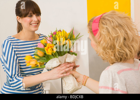 Frau empfangen Blumen Stockfoto