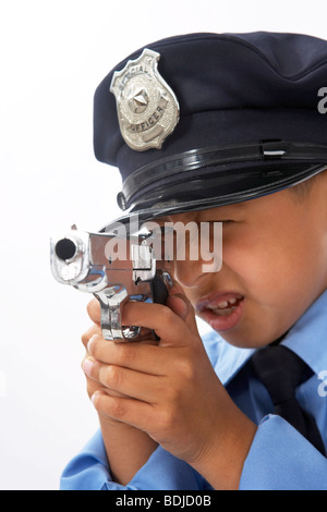 Junge als Polizist verkleidet Stockfoto