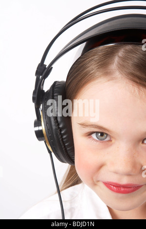 Mädchen mit Kopfhörern Stockfoto