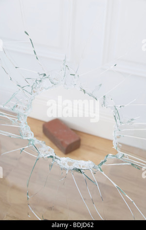 Ziegel und zerbrochenes Fenster Stockfoto