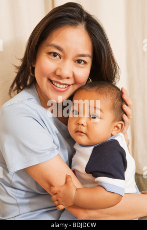 Porträt von Mutter und Baby Boy Stockfoto