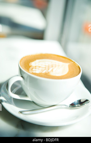Kaffee mit besonderem Design in Kaffeetasse auf Theke Stockfoto