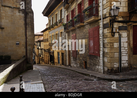 Gepflasterte Straße in Old Town San Nicolas, Spanien Stockfoto