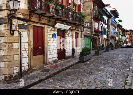 Gepflasterte Straße in Old Town San Nicolas, Spanien Stockfoto