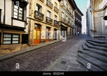 Gepflasterte Straße in Old Town San Nicolas, Spanien Stockfoto