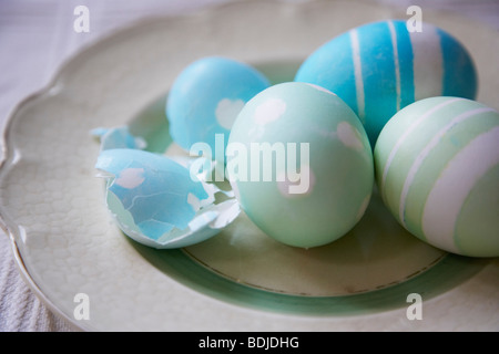 Ostereier auf Platte Stockfoto