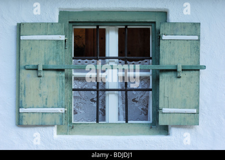 Alte Fenster auf Bauernhof, Berchtesgaden, Bayern, Deutschland Stockfoto