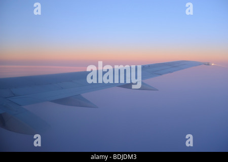 Blick auf Flugzeug Flügel bei Sonnenaufgang über Buenos Aires, Argentinien Stockfoto
