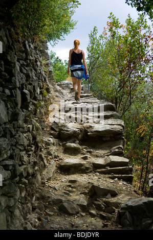 Frau zu Fuß auf den Weg, Cinque Terre, Ligurien, Italien Stockfoto