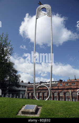 Giant Nappy Pin Skulptur, Monument to Maternity, von George Wyllie in Rottenrow Gardens, Montrose Street, Glasgow, Schottland, UK Stockfoto