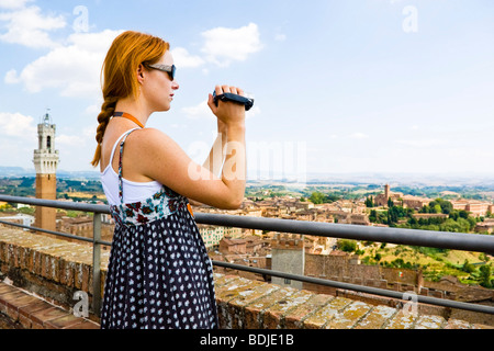 Frau schießen Video, Siena, Provinz Siena, Toskana, Italien Stockfoto