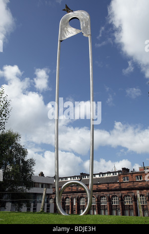 Giant Nappy Pin Skulptur, Monument to Maternity, von George Wyllie in Rottenrow Gardens, Montrose Street, Glasgow, Schottland, UK Stockfoto