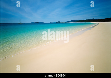 Seelandschaft mit weißen Sandstrand Stockfoto