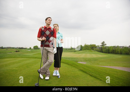 Porträt des Paares stehen auf Golfplatz Stockfoto