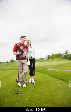 Paar steht auf Golfplatz Stockfoto