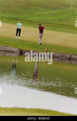 Paar spielen Golf Stockfoto