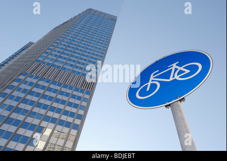 Wolkenkratzer und Bicicle Zeichen, Frankfurt am Main, Hessen, Deutschland Stockfoto