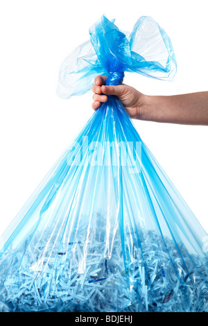 Person, die blau Recycling Tasche voller Papierschnitzel Stockfoto