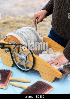 Frau krempeln Schaf-Fleece Stockfoto