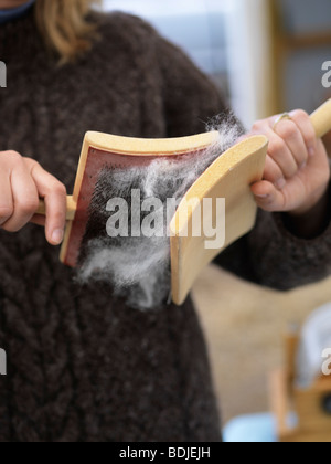 Frau Hand Kardieren Schafmilch Fleece Stockfoto