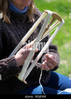 Frau Wicklung Wolle auf Strang Stockfoto