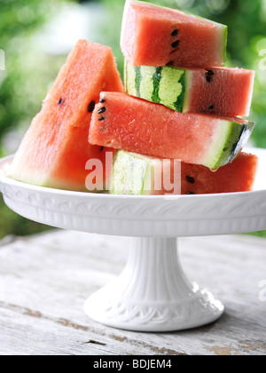 Wassermelone-Scheiben auf Tablett Stockfoto