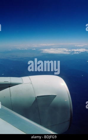 Jet-Flugzeug im Flug, Blick vom innerhalb zeigt Tragfläche und Motor Stockfoto