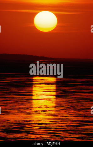 Seelandschaft, Sonnenuntergang, Sonne Einstellung am Horizont Stockfoto