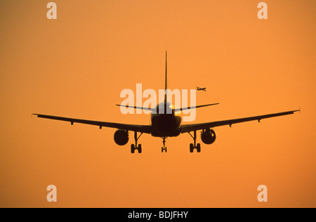 Beugend 737 Verkehrsflugzeug abheben, Sonnenuntergang Silhouette, Ansicht von hinten Stockfoto