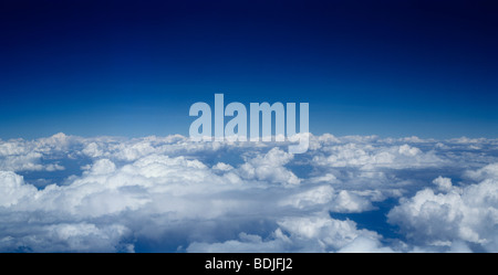 Weiße Wolken, blauer Himmel, Antenne Stockfoto