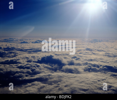 Sunburst über Wolken, Antenne Stockfoto