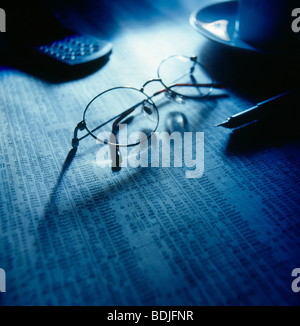 Stilleben, Brille auf Börsenkurse zu finanzieren Stockfoto