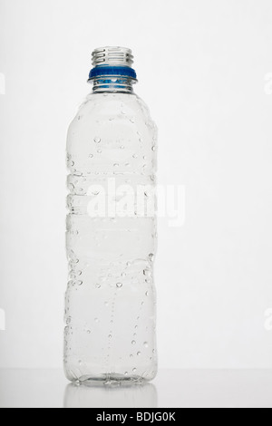 Leere kleine durchsichtige Kunststoffabdeckung Mineralwasserflasche Stockfoto