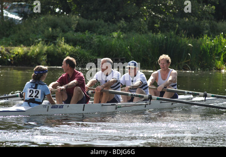 Rudern am Fluß Avon an der Warwick Regatta, Warwickshire, England, UK Stockfoto