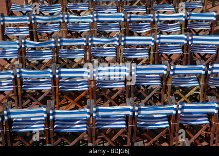 ENGLAND, East Sussex, Eastbourne, Detail der Liegestühle am Band Stand direkt an der Strandpromenade. Stockfoto